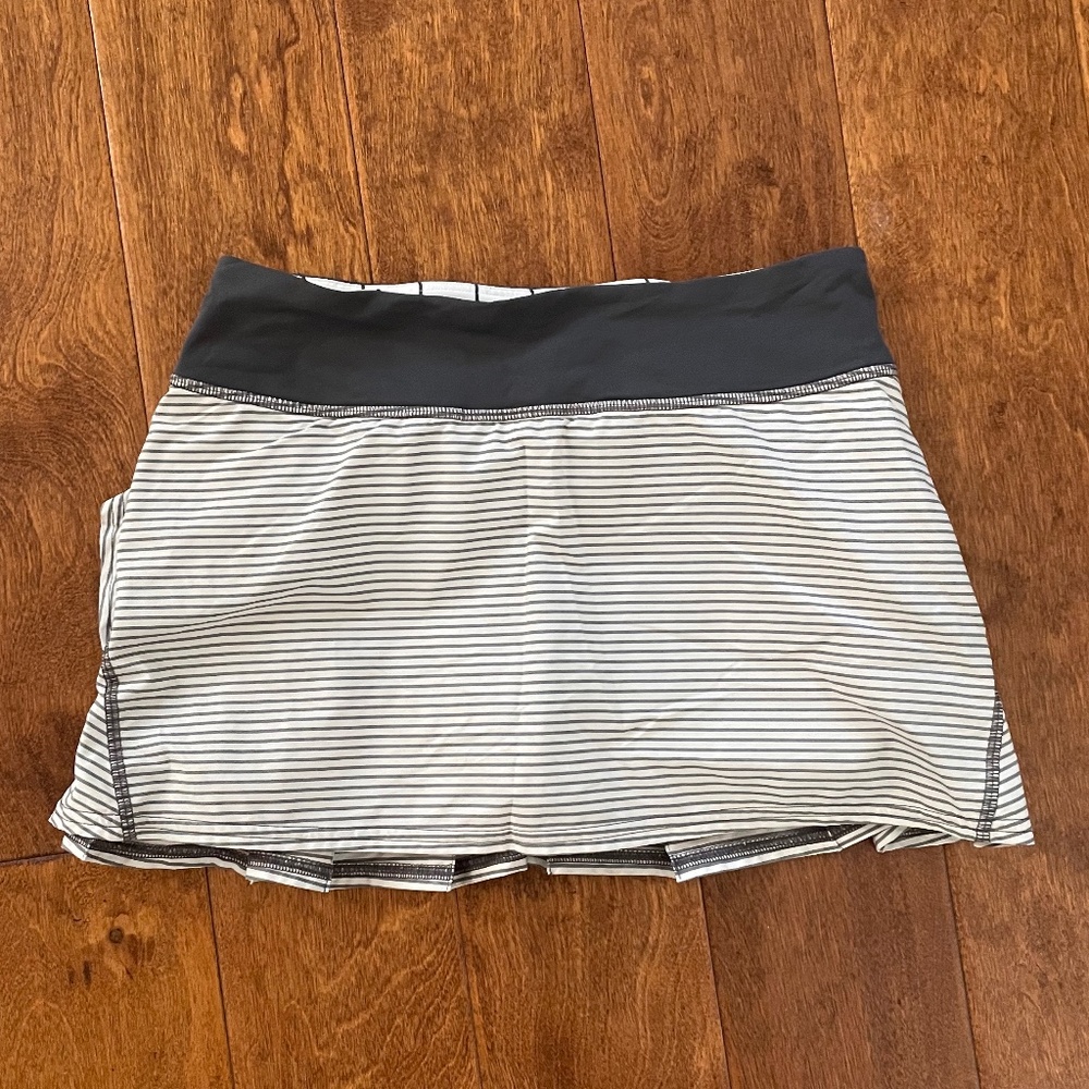 Lululemon Pace Setter Striped Skirt in Grey/White in Women's Size 4 Reg